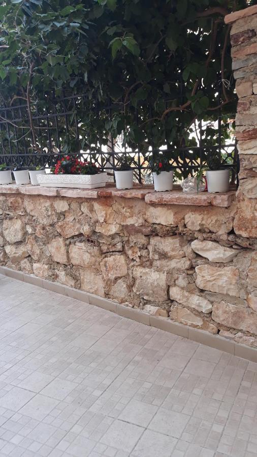 Apartamente Berti`s Garden Sarande Bagian luar foto