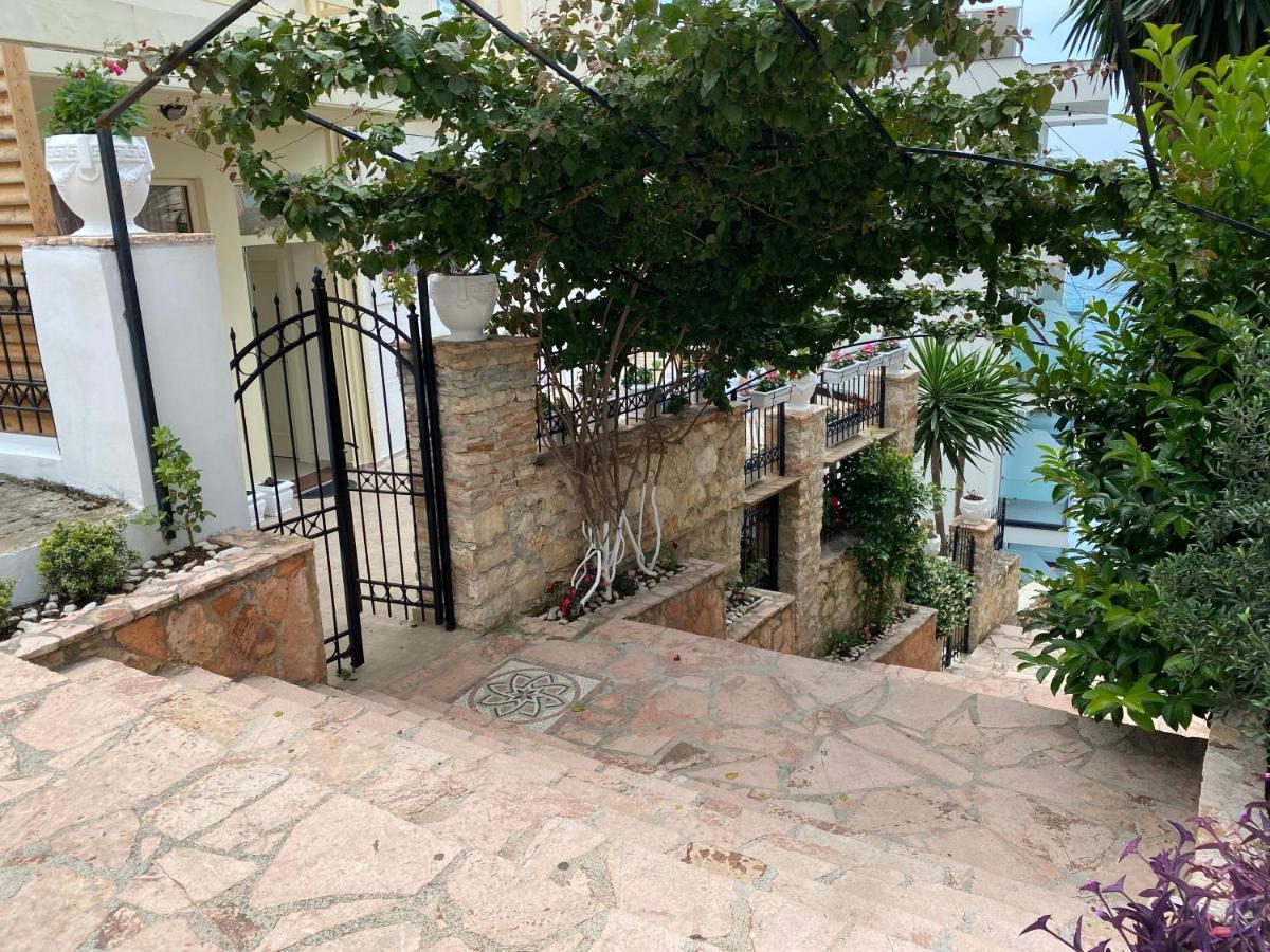Apartamente Berti`s Garden Sarande Bagian luar foto
