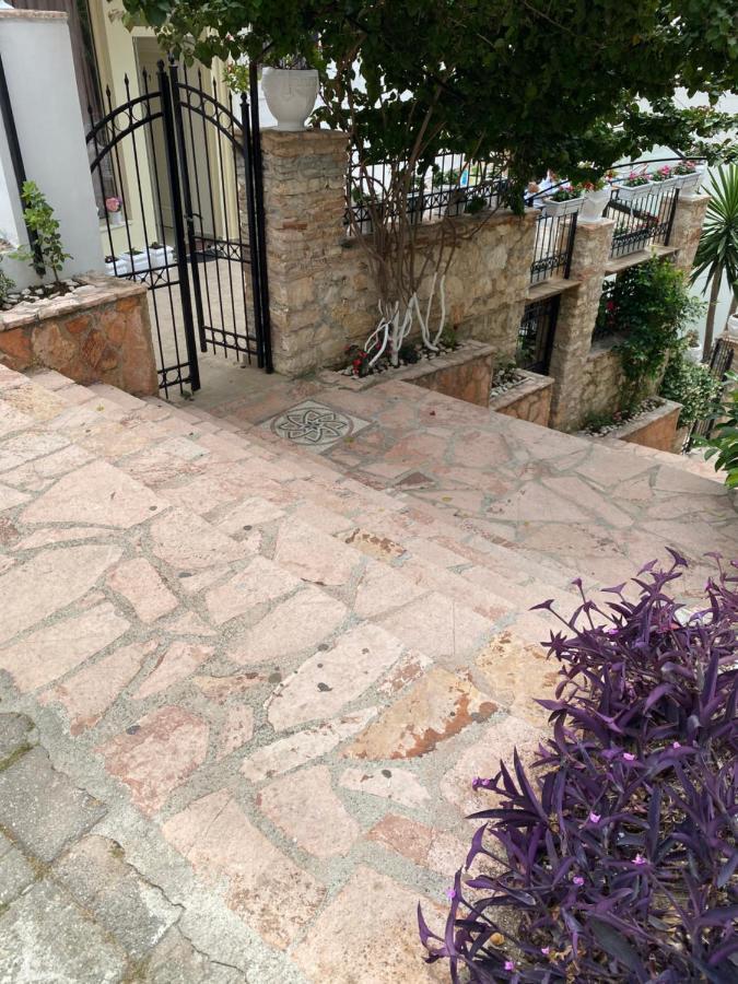Apartamente Berti`s Garden Sarande Bagian luar foto