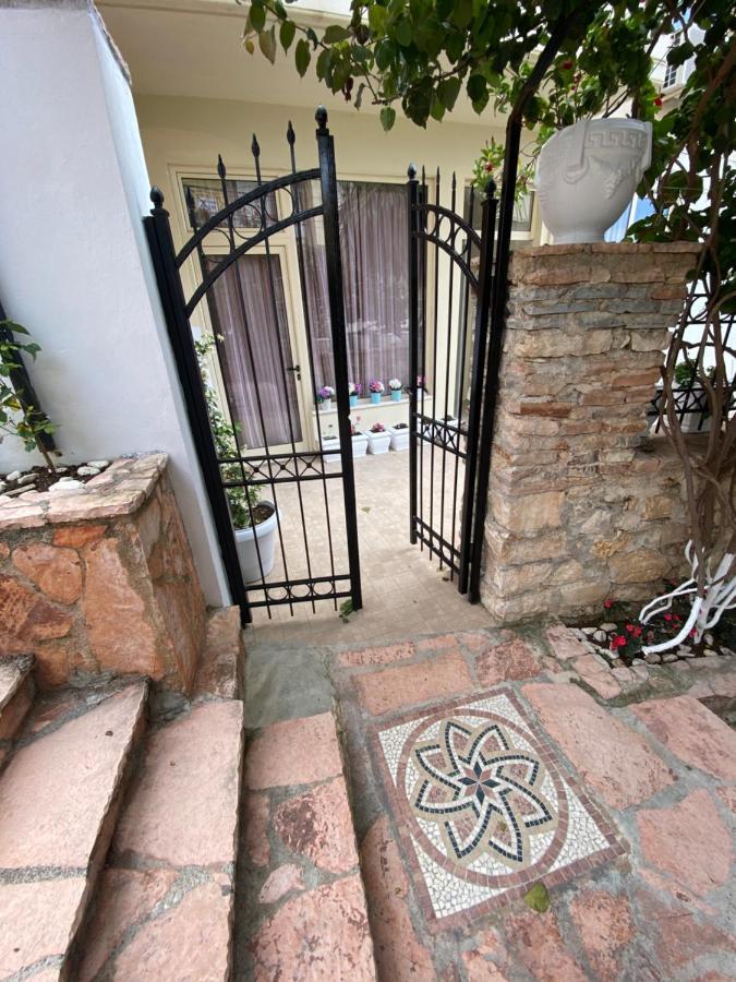 Apartamente Berti`s Garden Sarande Bagian luar foto